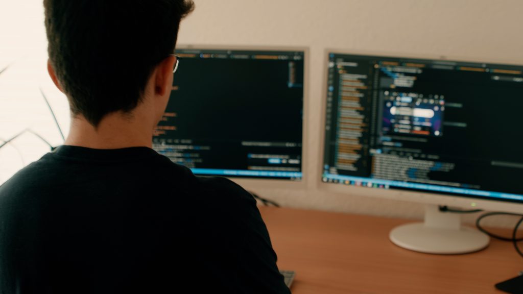 Mitarbeiter arbeitet am PC 2